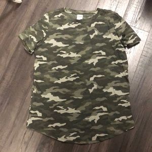 ⭐️3 for $15⭐️ PINK. Camo Tee. Worn only once!